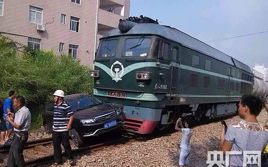 泉州火車撞上汽車