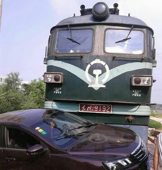 泉州火車撞上汽車