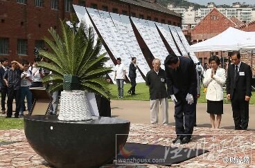 日本前首相在韓國烈士紀念館下跪