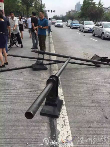 現(xiàn)場數(shù)十人被撞傷