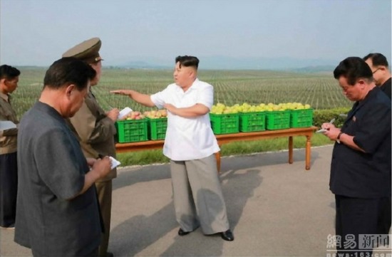 金正恩視察農(nóng)場喜笑顏開