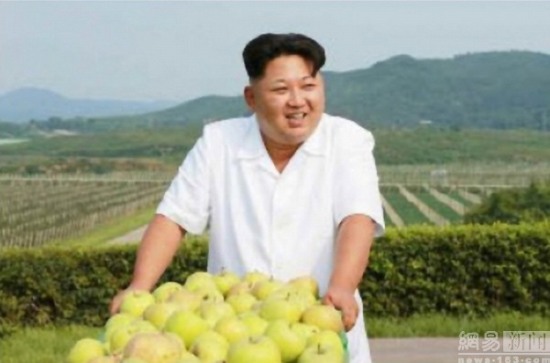 金正恩視察農(nóng)場喜笑顏開