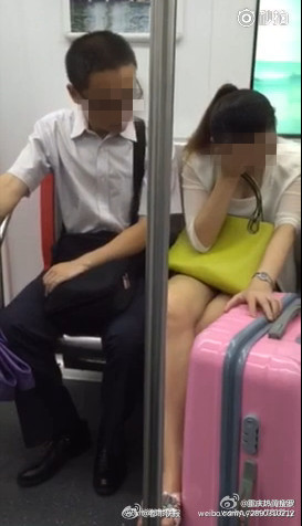 男子猥瑣偷窺