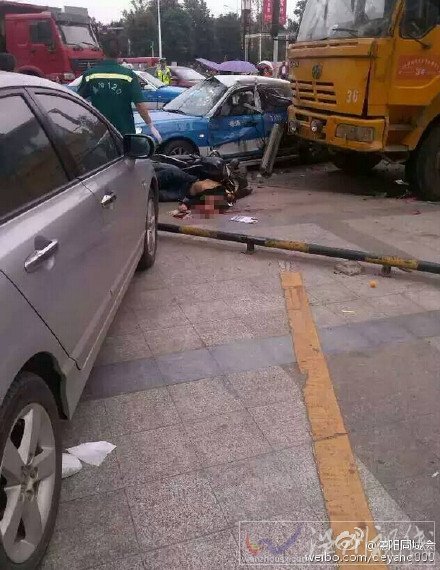 騎電瓶車的人被當(dāng)場(chǎng)壓死