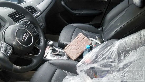 女子跟男友吵架砸豪車