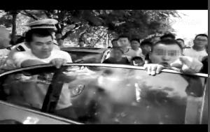 少年騎車碰撞寶馬遭司機(jī)暴打