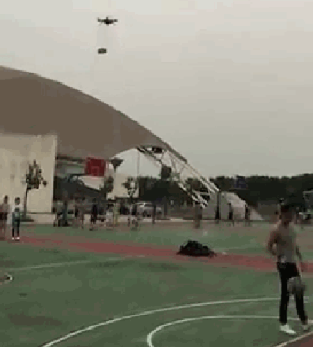 男子怒砸無人機