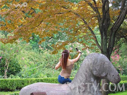 南京女子騎在文物上自拍