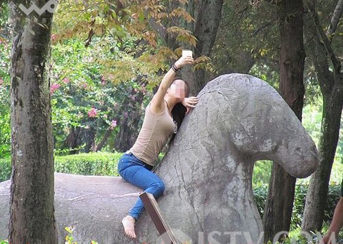 南京女子騎在文物上自拍