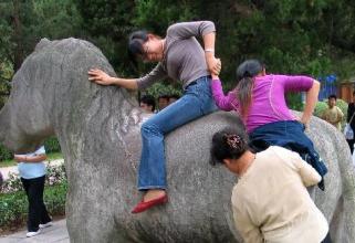 騎在文物上自拍景區(qū)不文明現(xiàn)象普遍