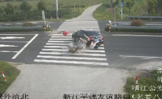 女子騎摩托車(chē)玩手機(jī)被撞飛