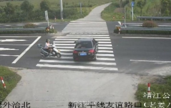 女子騎摩托車(chē)玩手機(jī)被撞飛