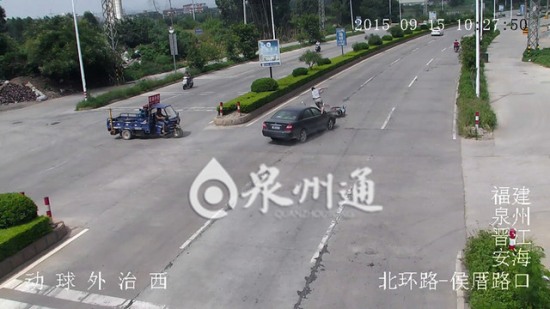 摩托車橫穿公路被撞飛