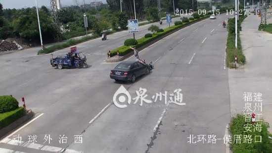 摩托車橫穿公路被撞飛