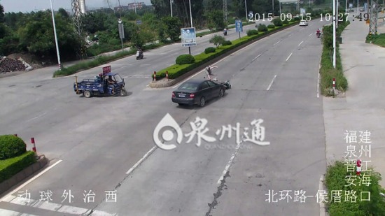 摩托車橫穿公路被撞飛
