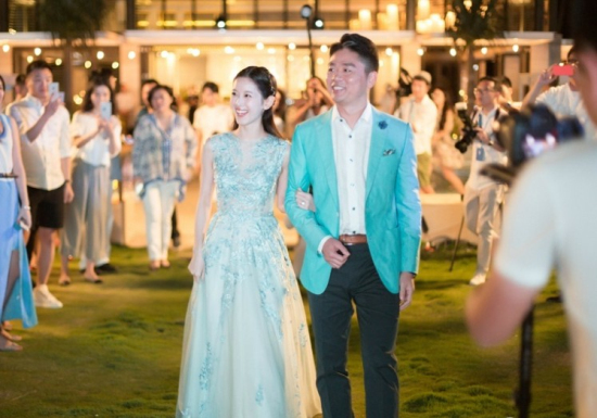 劉強東奶茶妹婚前晚宴照片