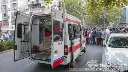 南京來鳳街發(fā)生一起車禍