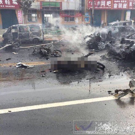 多輛轎車被燒的只剩車架