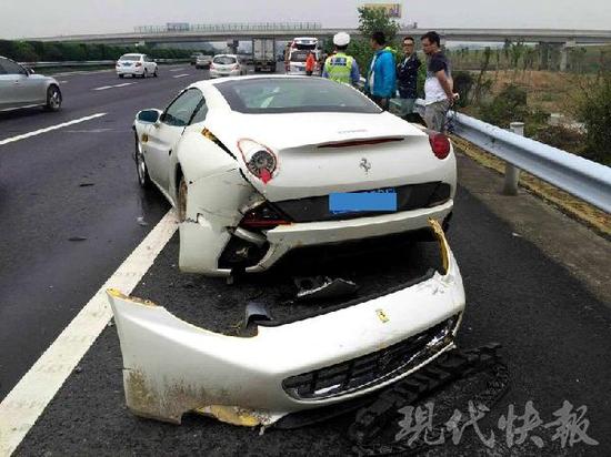 法拉利撞護(hù)欄追尾