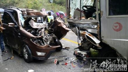 面包車車頭嚴重變形