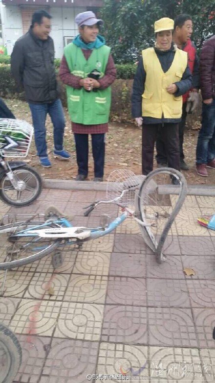 學院北路路口發生車禍