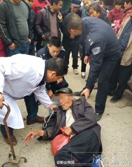 老人躺在地上不愿跟醫(yī)護(hù)人員走