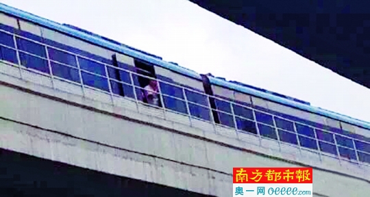 雨傘逼停地鐵