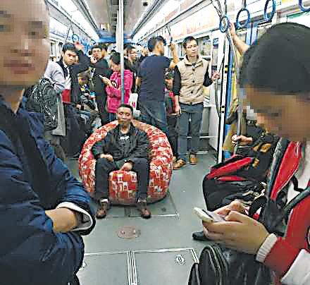 大叔帶沙發(fā)坐輕軌