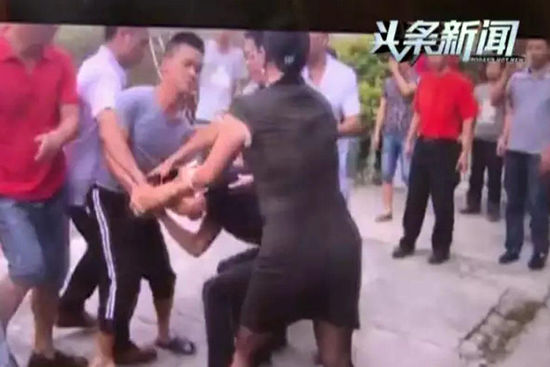 政協(xié)委員長期欠租打人