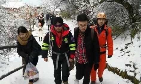 請人拍照突然跳崖