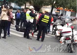 溫州市區(qū)工會大廈前一男子被砍傷