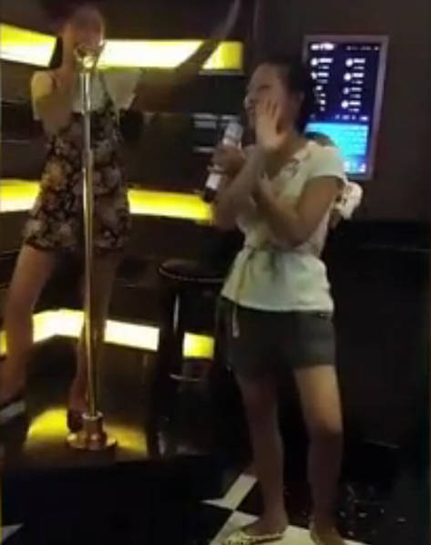 潮媽背嬰兒k歌