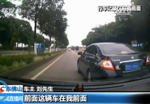 佛山女司機(jī)超車(chē)不成逼停對(duì)方