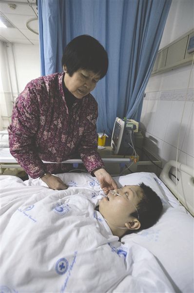 女子遇車禍智力變3歲小孩 苦了護工