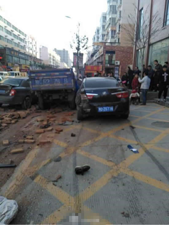 拉磚車失控撞路人