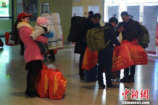 武漢600多名農(nóng)民工乘免費專列回家