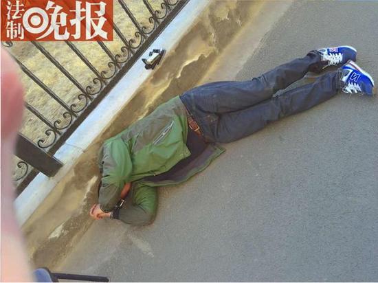 男子偷盜4樓摔下