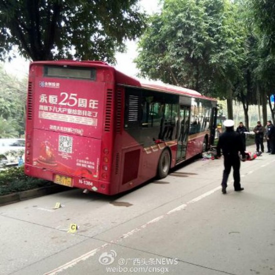 南寧公交連撞多車