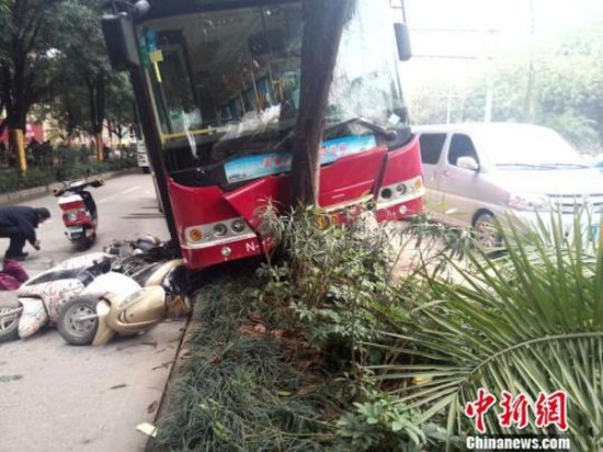 南寧公交連撞多車