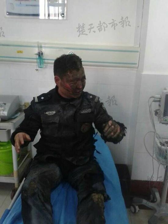 民警為保他人被炸重傷