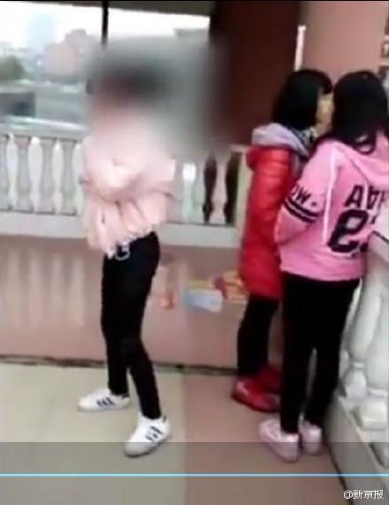 太漂亮遭同學(xué)暴打