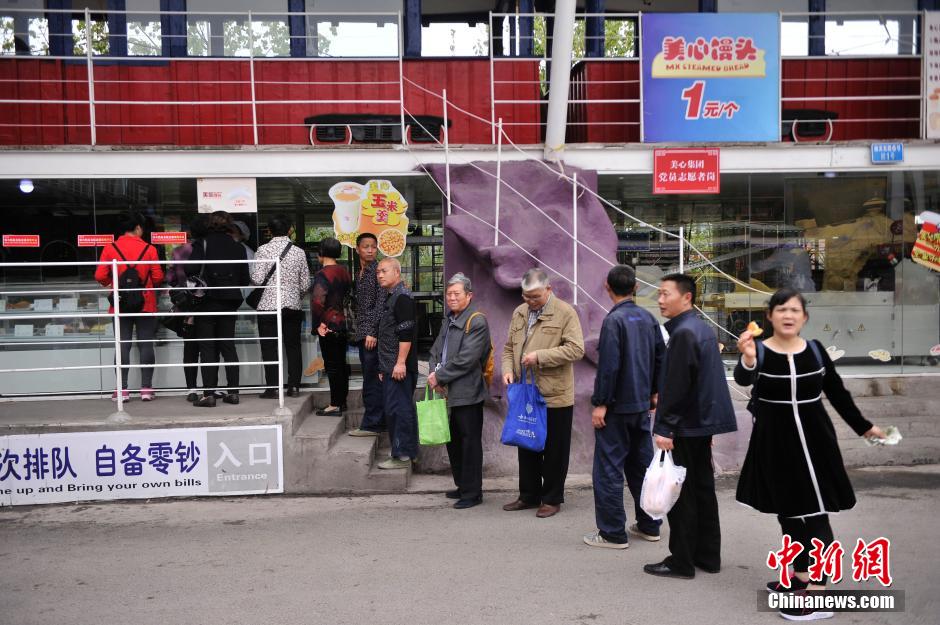 重慶35厘米長(zhǎng)大饅頭只賣1元