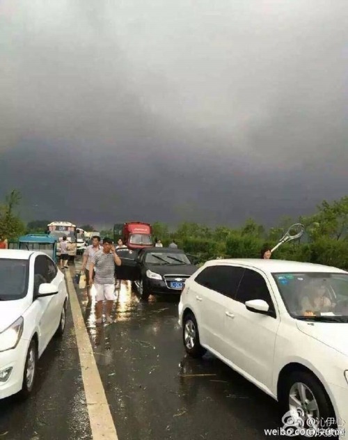 鹽城遭龍卷風(fēng)冰雹