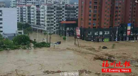 臺風尼伯特帶來暴雨