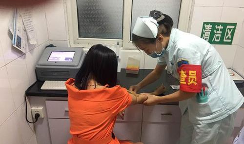 女司機醉駕遇交警賣萌