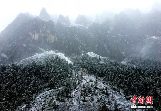 稻城亞丁九月天氣下雪