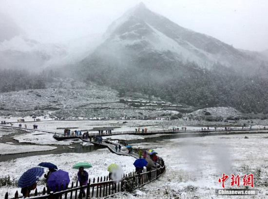 稻城亞丁九月天氣下雪