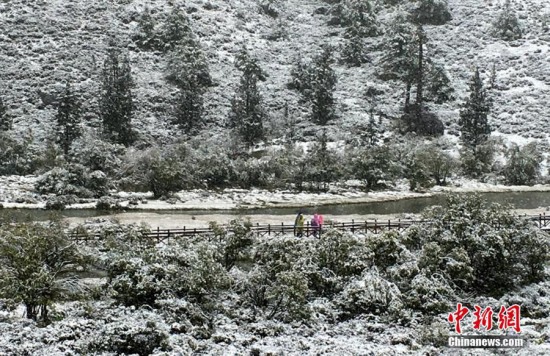 稻城亞丁九月天氣下雪