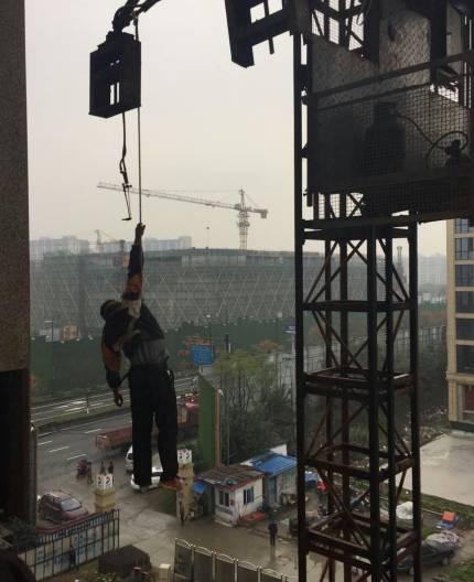 工人失足掛在高空