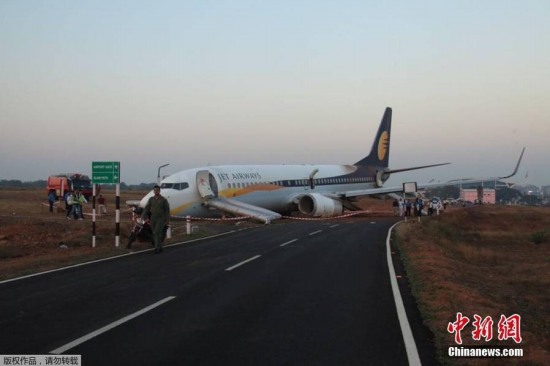 印度客機沖出跑道